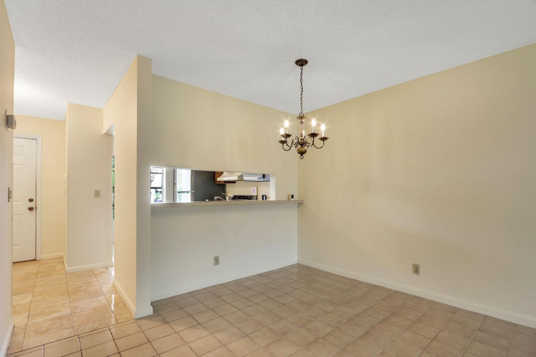 For Sale: $330,000 (2 beds, 1 baths, 994 Square Feet)