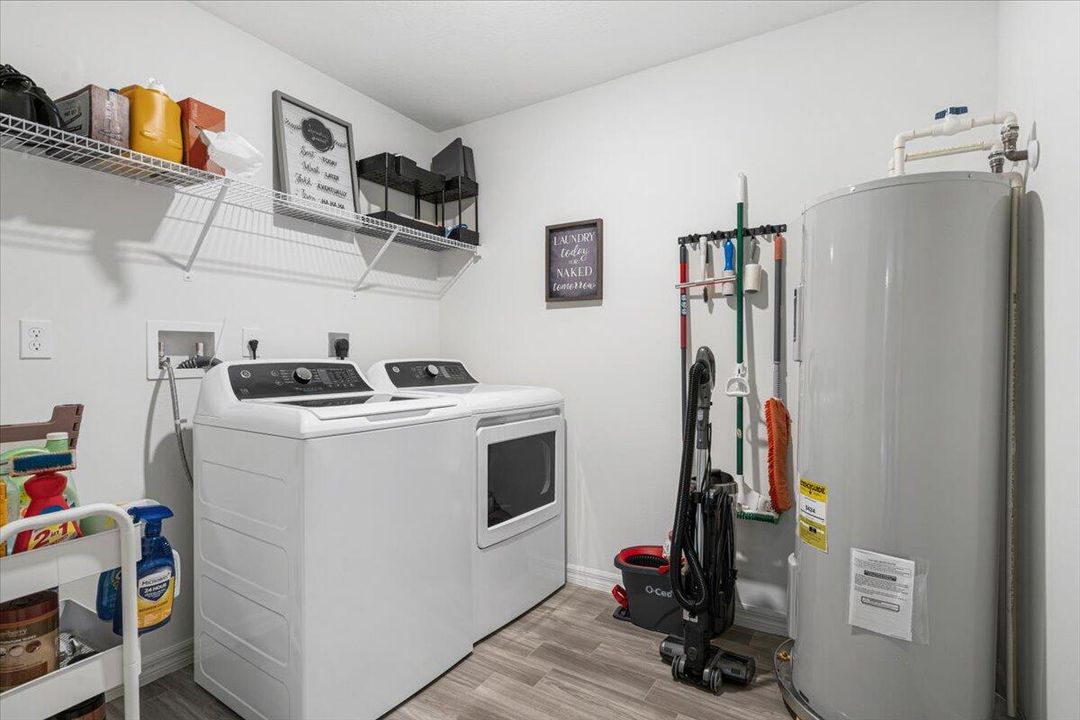 For Sale: $370,000 (2 beds, 2 baths, 1230 Square Feet)