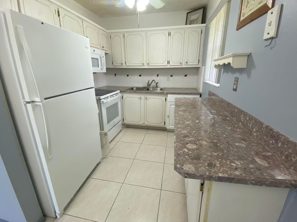 For Sale: $173,900 (2 beds, 1 baths, 819 Square Feet)