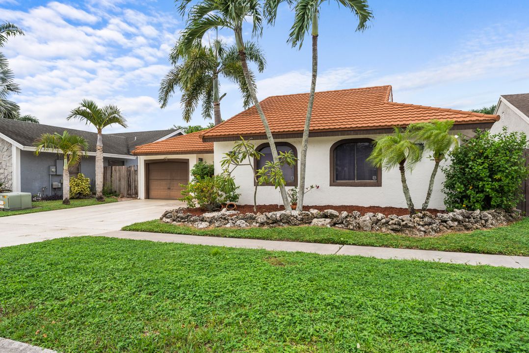 For Sale: $685,000 (3 beds, 2 baths, 1597 Square Feet)