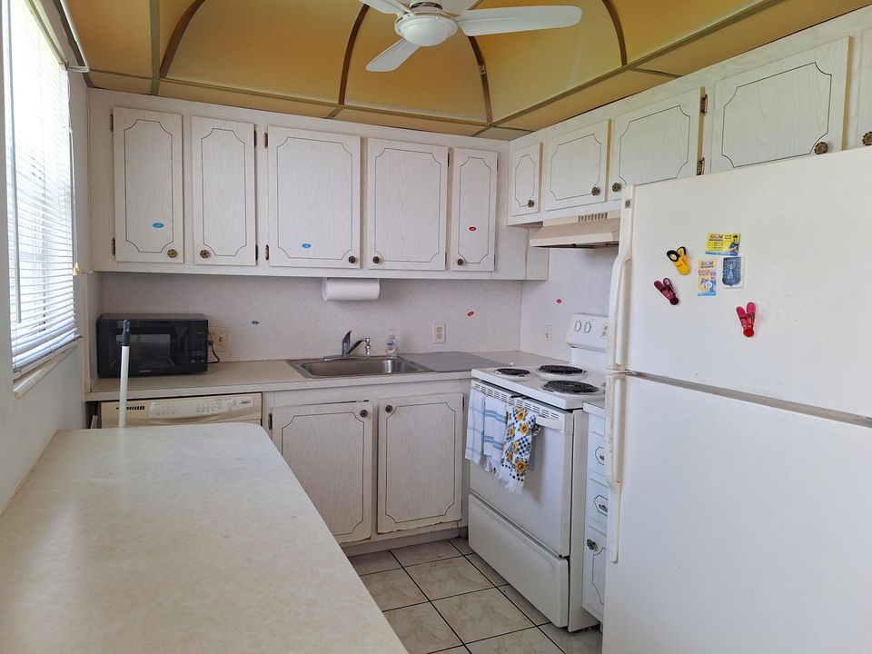 For Sale: $133,500 (2 beds, 1 baths, 840 Square Feet)