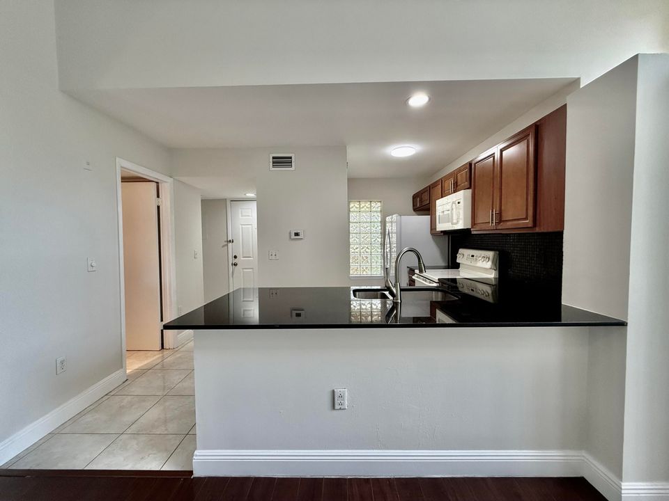 For Rent: $2,250 (2 beds, 2 baths, 904 Square Feet)