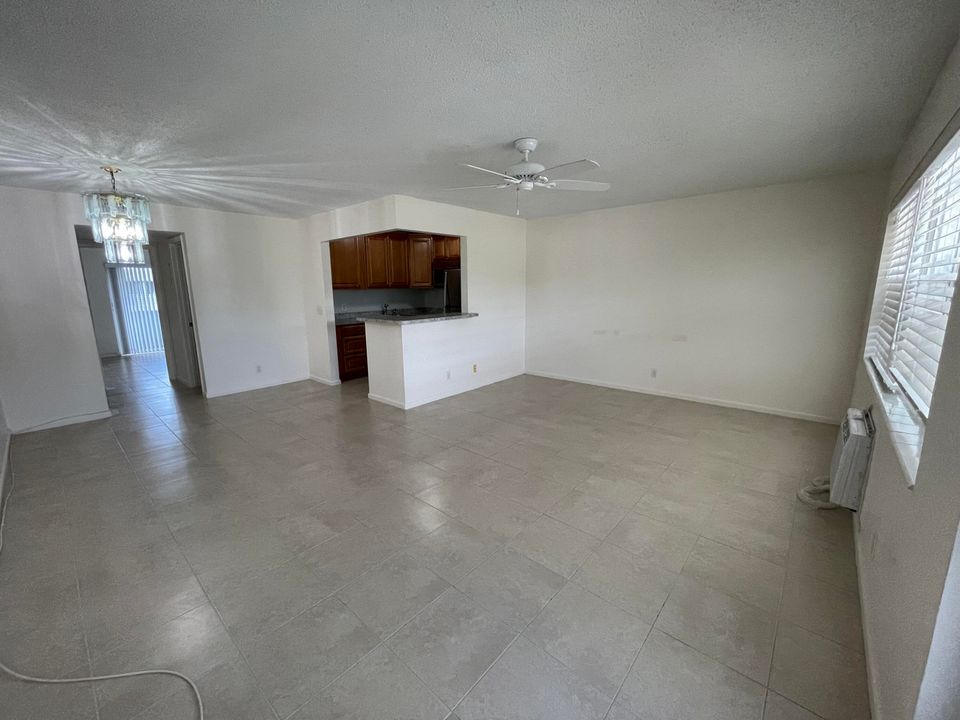 For Sale: $94,900 (1 beds, 1 baths, 684 Square Feet)