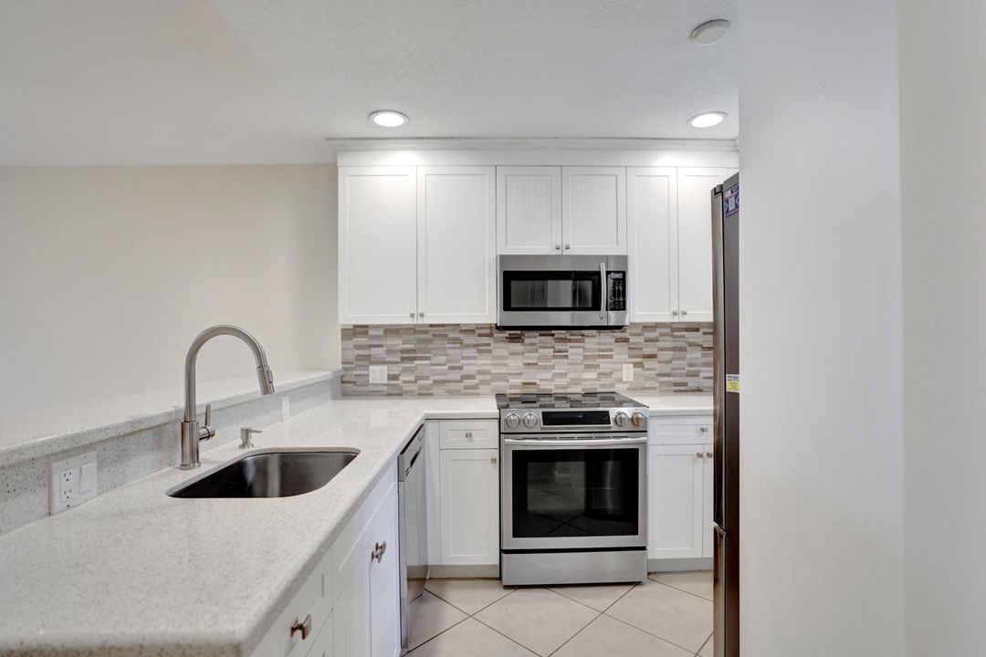 For Sale: $215,000 (2 beds, 2 baths, 978 Square Feet)