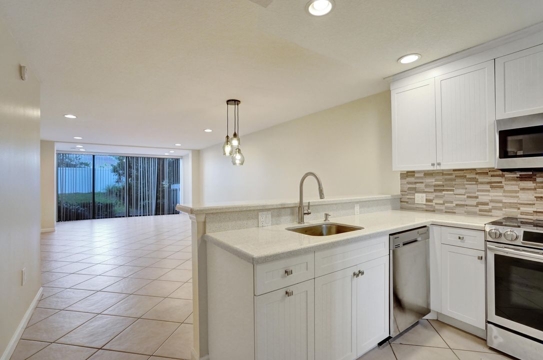 For Sale: $215,000 (2 beds, 2 baths, 978 Square Feet)