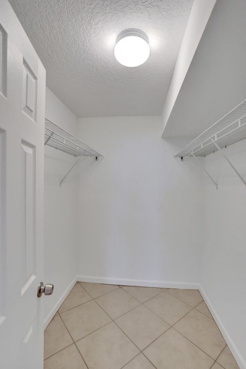 For Sale: $215,000 (2 beds, 2 baths, 978 Square Feet)