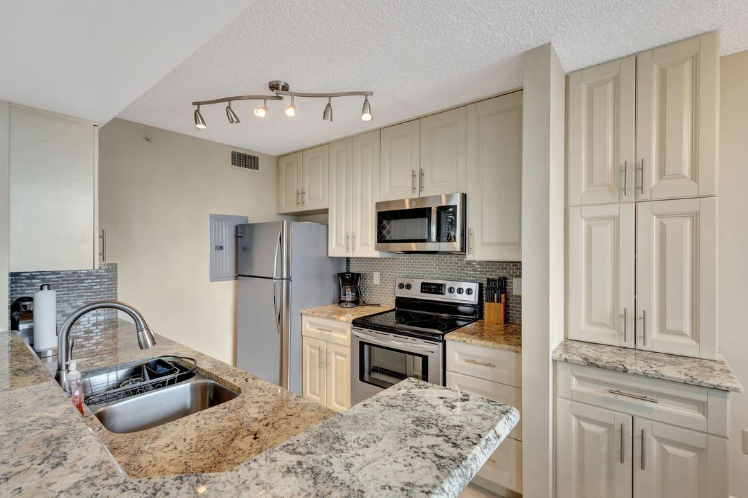 For Sale: $449,000 (2 beds, 1 baths, 1010 Square Feet)