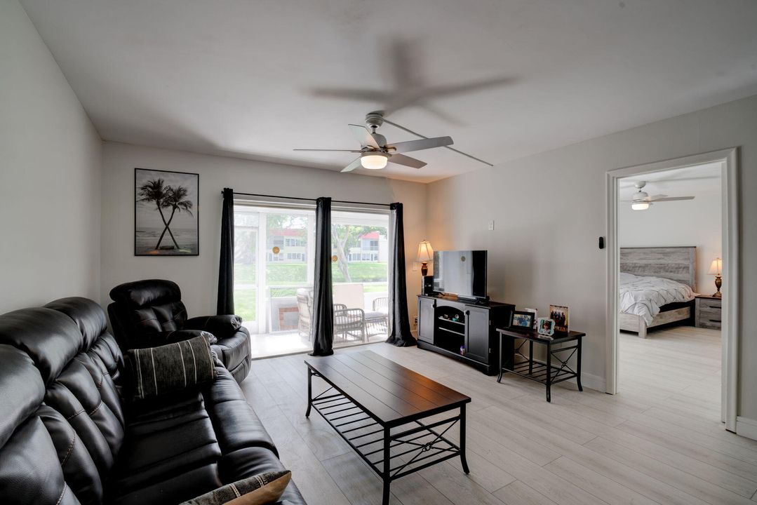 For Sale: $265,000 (2 beds, 2 baths, 1023 Square Feet)