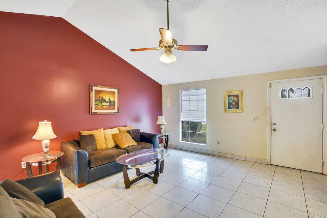 For Sale: $369,900 (2 beds, 1 baths, 990 Square Feet)