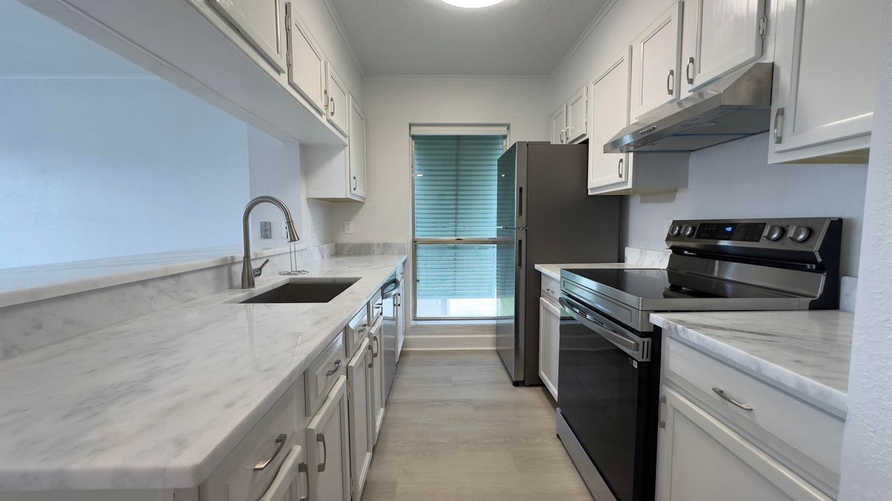 For Rent: $2,095 (2 beds, 2 baths, 770 Square Feet)