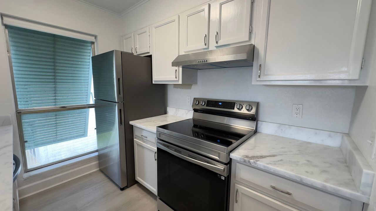 For Rent: $2,095 (2 beds, 2 baths, 770 Square Feet)