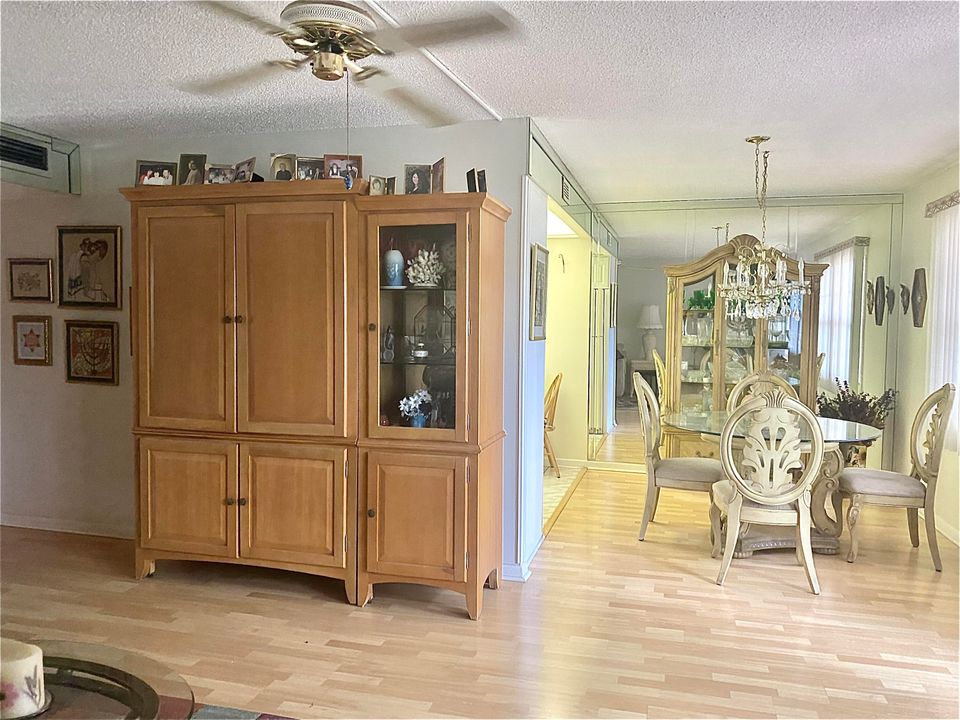 For Sale: $175,000 (2 beds, 2 baths, 1000 Square Feet)