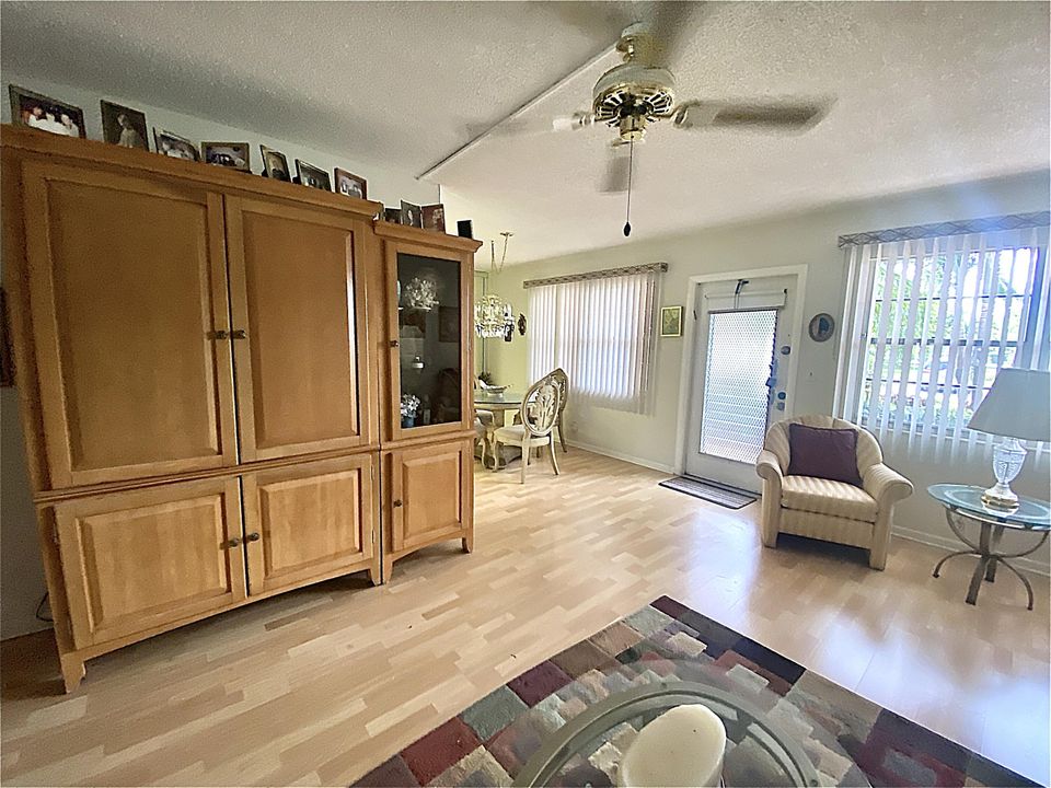 For Sale: $175,000 (2 beds, 2 baths, 1000 Square Feet)