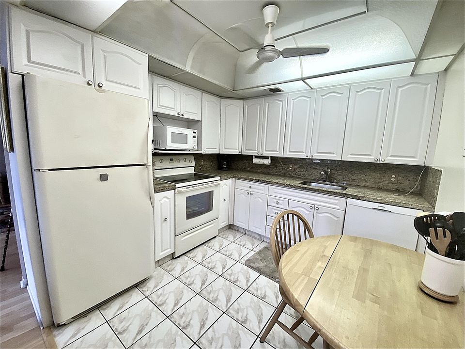 For Sale: $175,000 (2 beds, 2 baths, 1000 Square Feet)