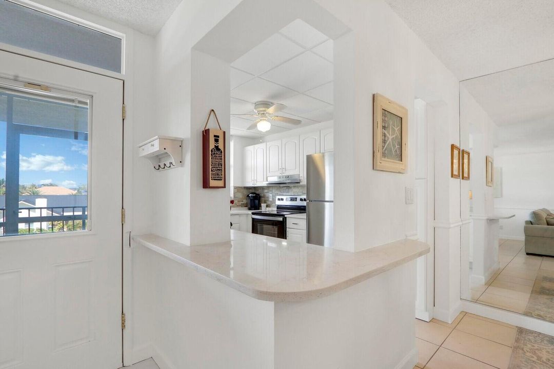 For Sale: $365,000 (2 beds, 2 baths, 990 Square Feet)