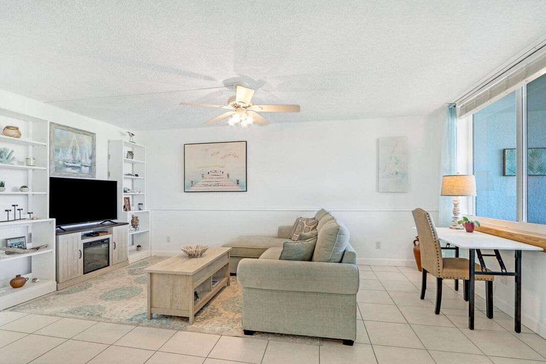 For Sale: $365,000 (2 beds, 2 baths, 990 Square Feet)