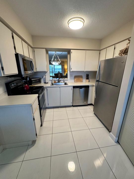 For Rent: $3,500 (2 beds, 2 baths, 1070 Square Feet)