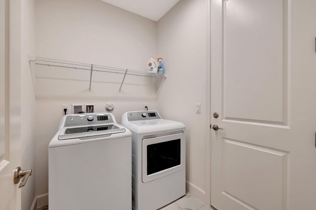 For Sale: $425,000 (2 beds, 2 baths, 1355 Square Feet)