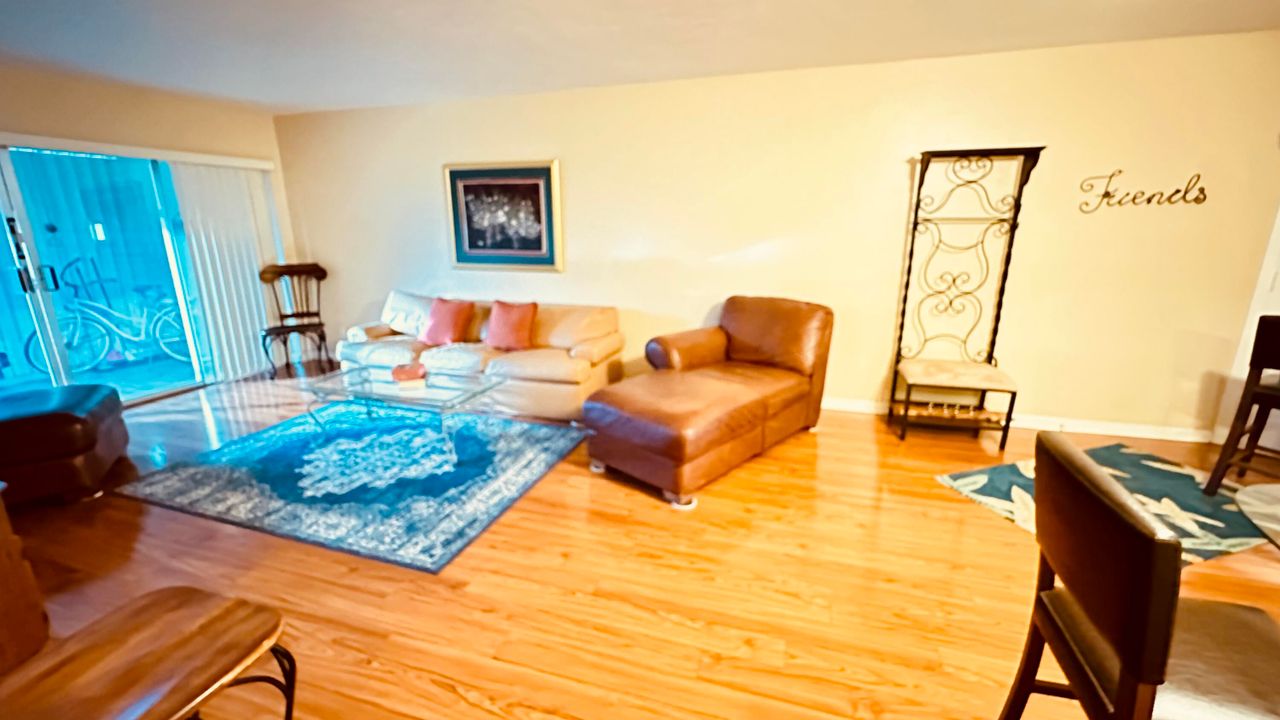 For Sale: $293,000 (2 beds, 2 baths, 886 Square Feet)