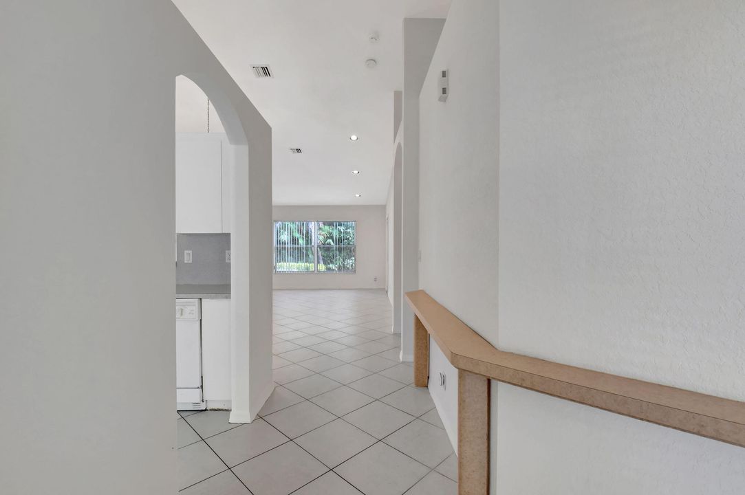 For Sale: $300,000 (2 beds, 2 baths, 1246 Square Feet)