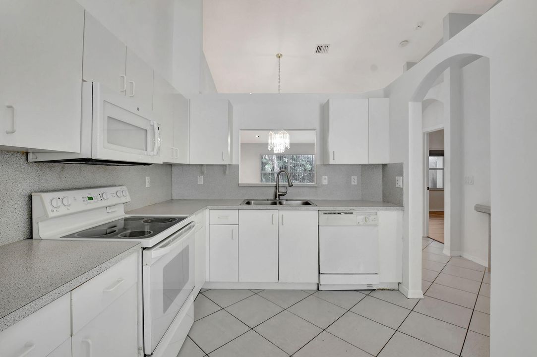 For Sale: $300,000 (2 beds, 2 baths, 1246 Square Feet)