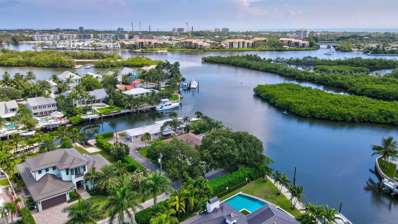 For Sale: $3,250,000 (2 beds, 2 baths, 2000 Square Feet)