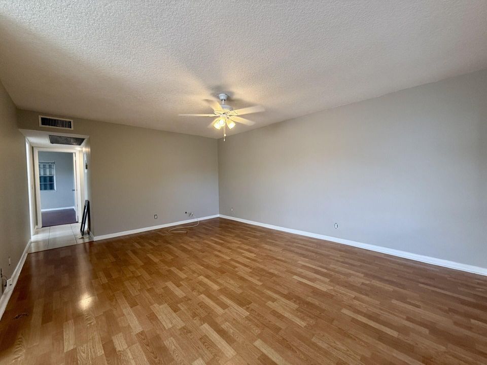 For Rent: $1,700 (2 beds, 1 baths, 798 Square Feet)