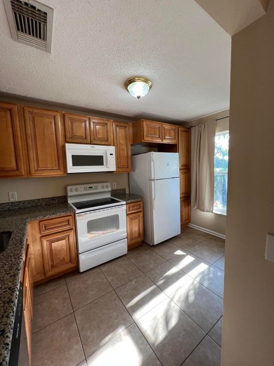 For Sale: $335,000 (2 beds, 1 baths, 994 Square Feet)