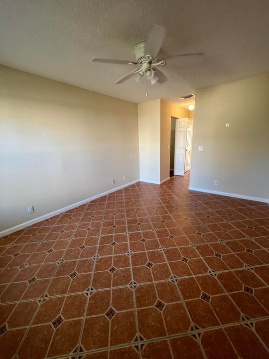 For Sale: $335,000 (2 beds, 1 baths, 994 Square Feet)