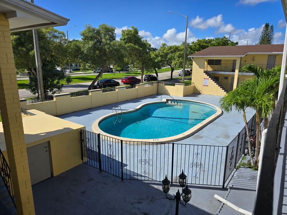 Active With Contract: $1,700 (2 beds, 1 baths, 1000 Square Feet)