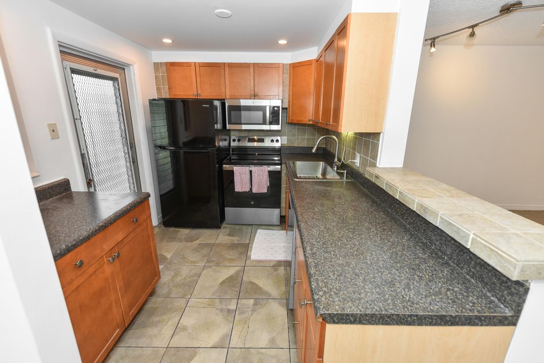 For Sale: $155,000 (2 beds, 2 baths, 861 Square Feet)