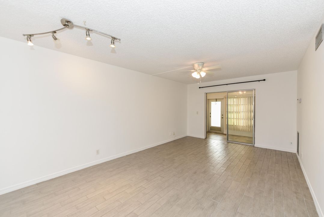 For Sale: $155,000 (2 beds, 2 baths, 861 Square Feet)