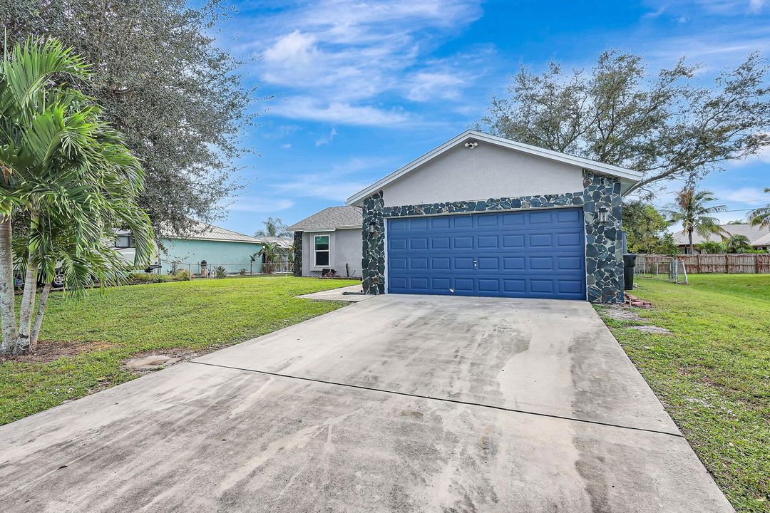 Active With Contract: $320,000 (3 beds, 2 baths, 1032 Square Feet)