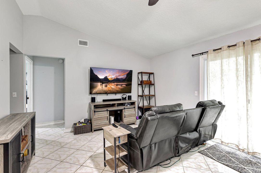 Active With Contract: $320,000 (3 beds, 2 baths, 1032 Square Feet)