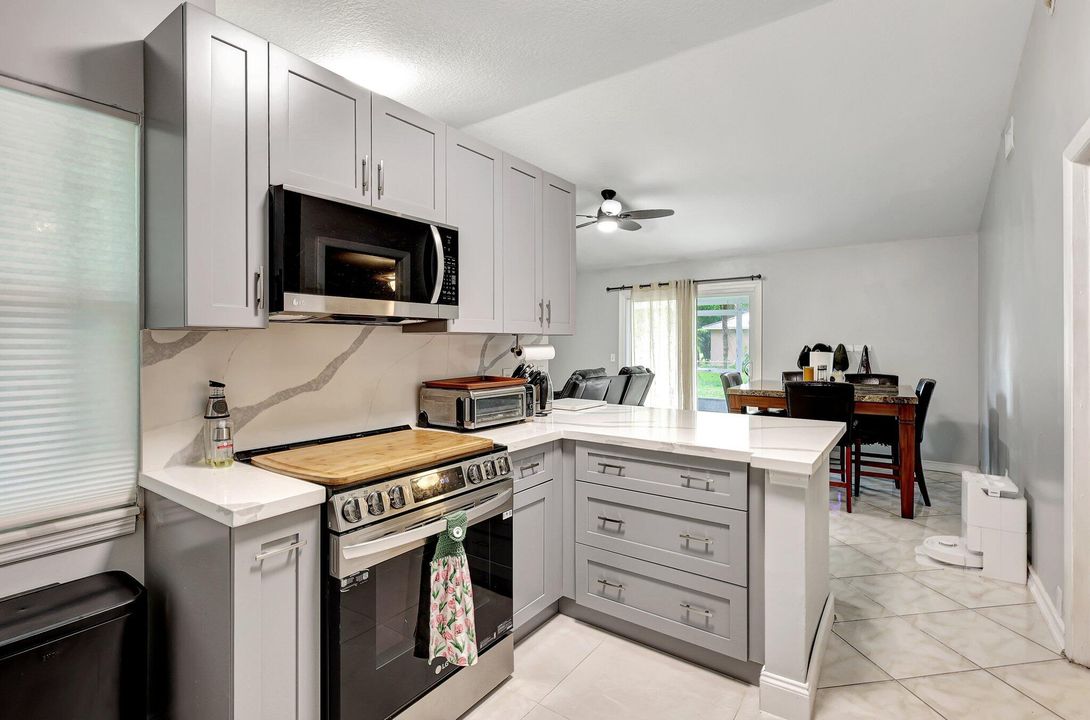 Active With Contract: $320,000 (3 beds, 2 baths, 1032 Square Feet)