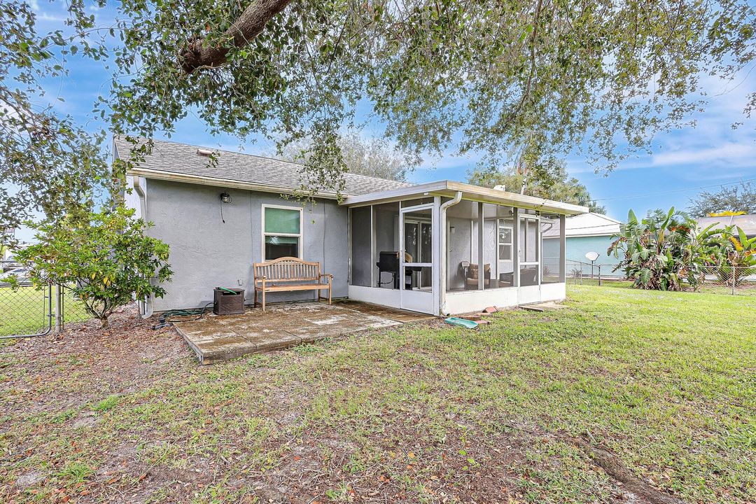 Active With Contract: $320,000 (3 beds, 2 baths, 1032 Square Feet)