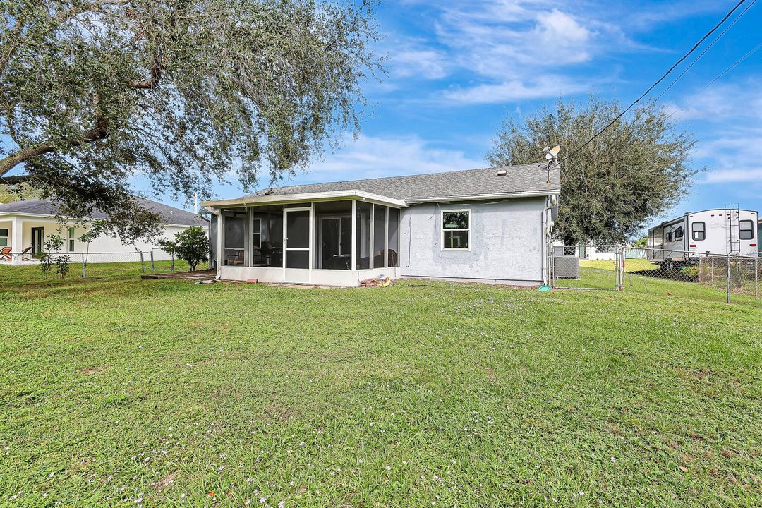 Active With Contract: $320,000 (3 beds, 2 baths, 1032 Square Feet)