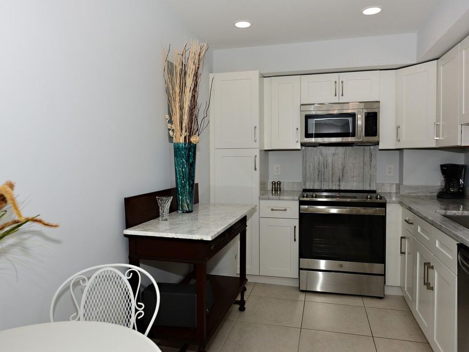 For Rent: $2,800 (1 beds, 1 baths, 952 Square Feet)