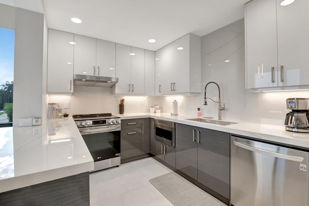 Active With Contract: $699,000 (2 beds, 2 baths, 1255 Square Feet)