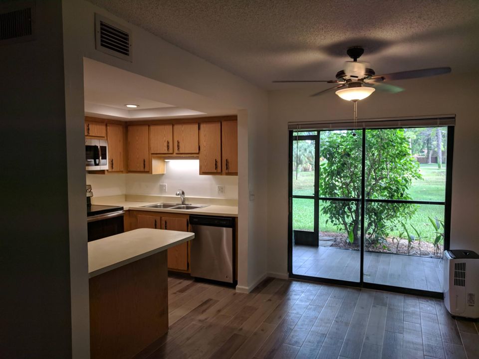 For Rent: $1,800 (2 beds, 2 baths, 883 Square Feet)