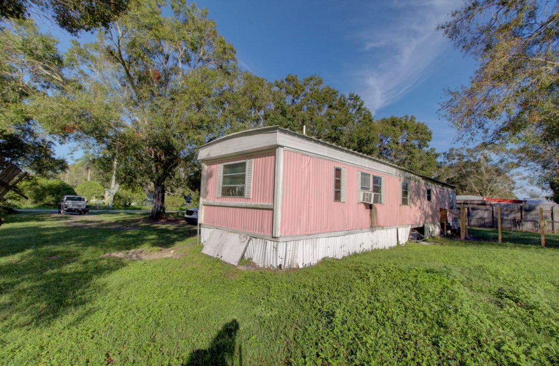 For Sale: $98,000 (2 beds, 1 baths, 720 Square Feet)