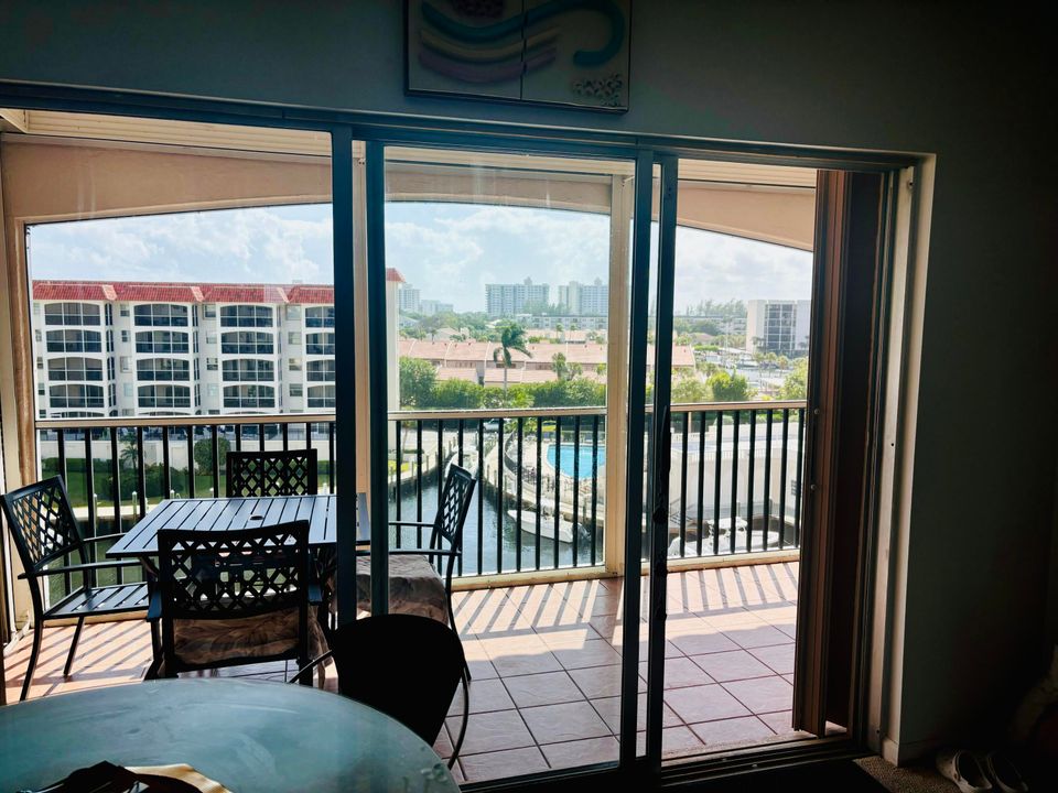 Active With Contract: $290,000 (1 beds, 1 baths, 793 Square Feet)