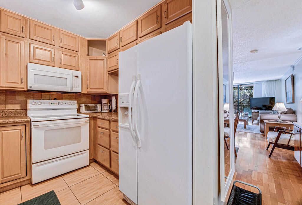 For Sale: $198,000 (2 beds, 2 baths, 1025 Square Feet)