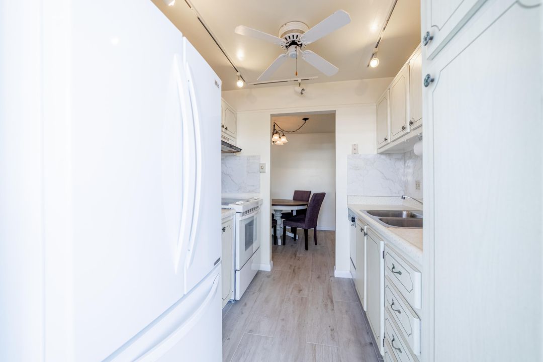 For Sale: $255,000 (2 beds, 2 baths, 880 Square Feet)