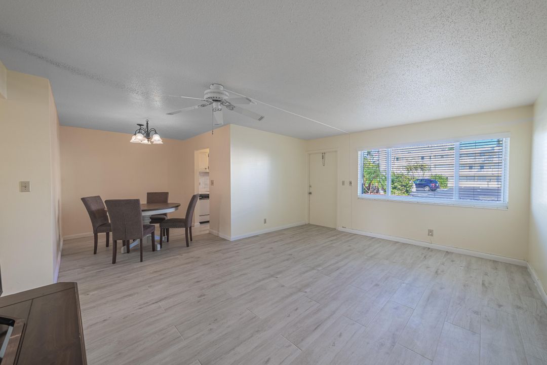 For Sale: $255,000 (2 beds, 2 baths, 880 Square Feet)