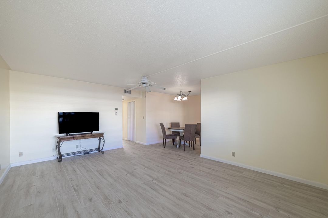 For Sale: $255,000 (2 beds, 2 baths, 880 Square Feet)