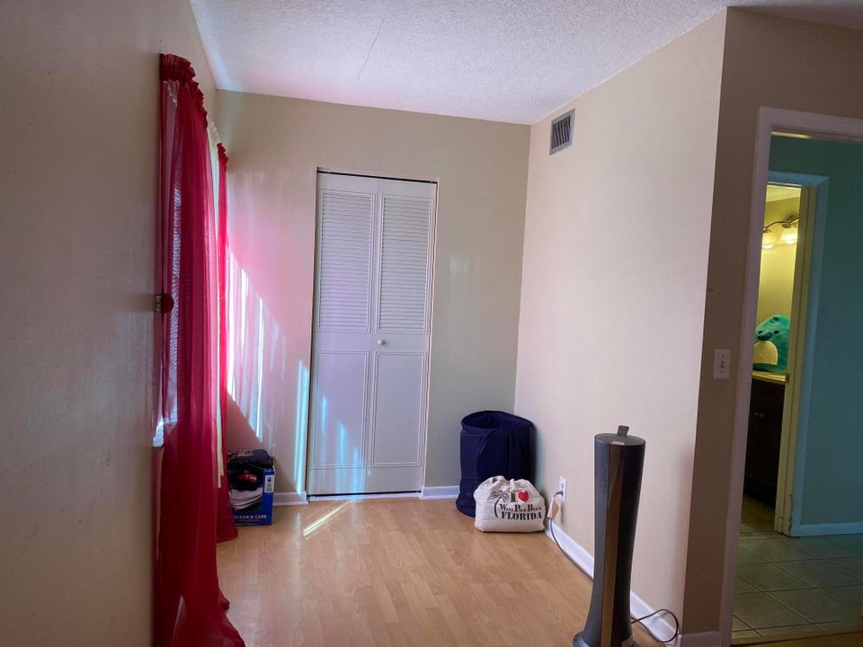 For Sale: $130,000 (1 beds, 1 baths, 614 Square Feet)