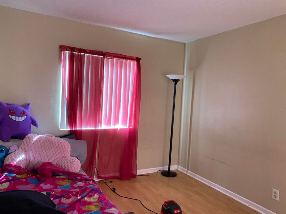 For Sale: $130,000 (1 beds, 1 baths, 614 Square Feet)