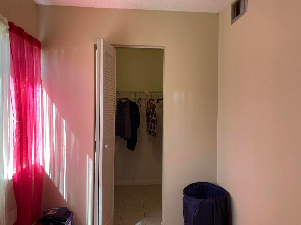 For Sale: $130,000 (1 beds, 1 baths, 614 Square Feet)