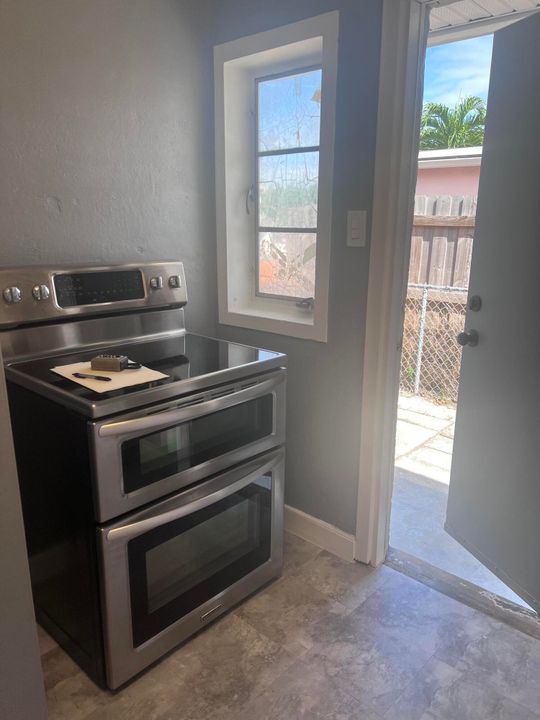 For Rent: $2,600 (2 beds, 1 baths, 858 Square Feet)